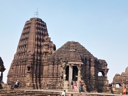 .The Gondeshwar temple is an 11th-12th century Hindu temple located in Sinnar, a town in the Nashik district of Maharashtra, India. It features a panchayatana plan; with a main shrine dedicated to Shiva; and four subsidiary shrines dedicated to Surya, Vishnu, Parvati, and Ganesha.